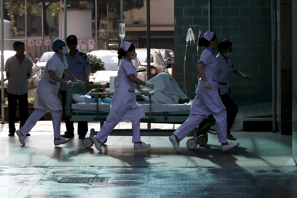 Medical workers attend to a patient at a hospital in China's Jiangsu province. Photo: Reuters