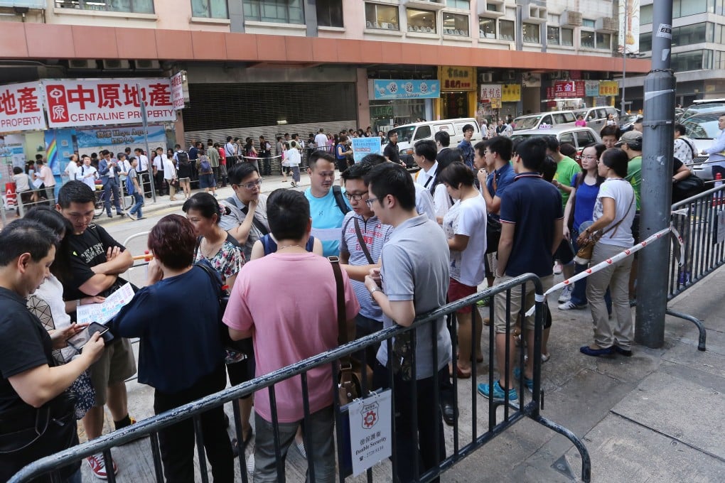 The crowd outside the sales office of the Heya Aqua project at the weekend. Photo: Edward Wong