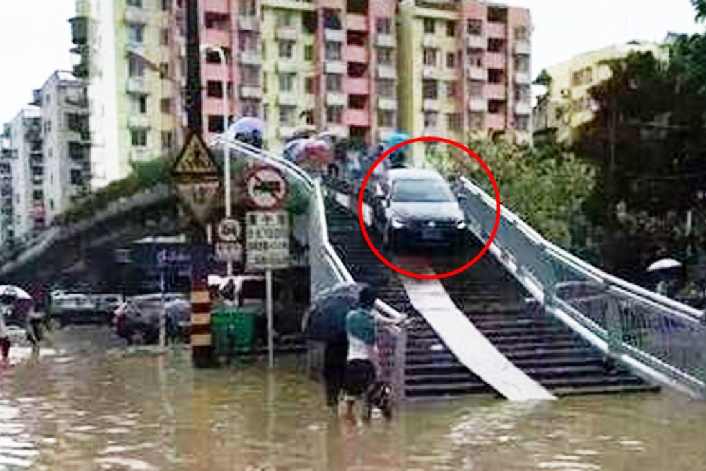 The car making its way off the bridge in Fuzhou after the waters had subsided. Photo: News.qq.com