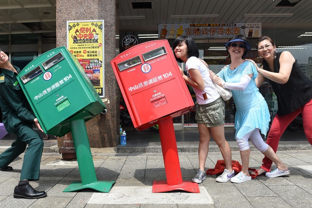 Last Sunday an estimated 4,000 people visited the postboxes in Taiwan's capital, Taipei, which were struck by a billboard blown down by Typhoon Soudelor last weekend. Photo: Xinhua