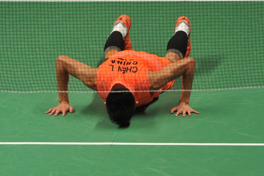 Chen Long kisses the ground after winning the men's singles title, for a second time, at the World Championships in Jakarta. Photo: Xinhua