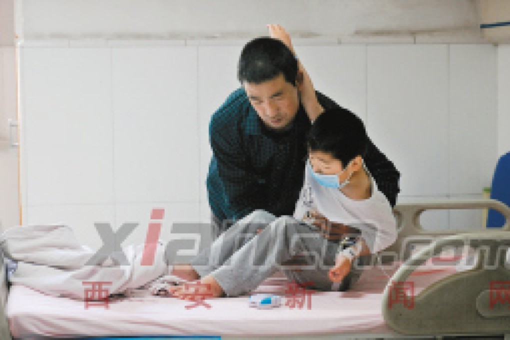 Eight-year-old Zhang Xiaoming suffers from a severe kidney disease. Photo: Xiancn.com