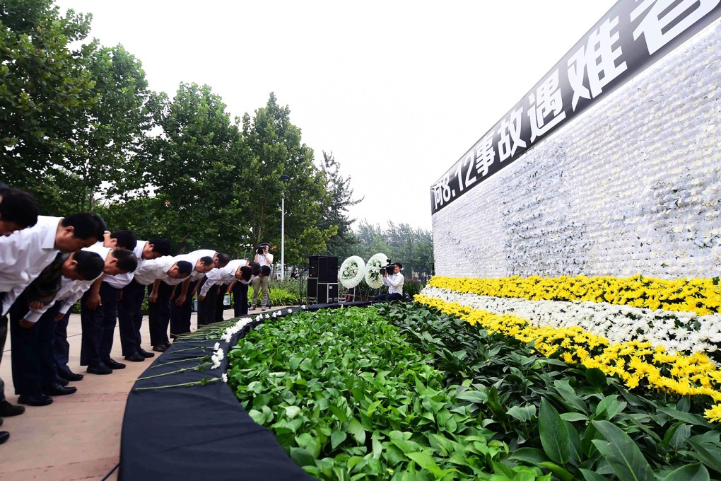 Mourners pay respects at a ceremony in a Binhai New Area park. Photo: Xinhua