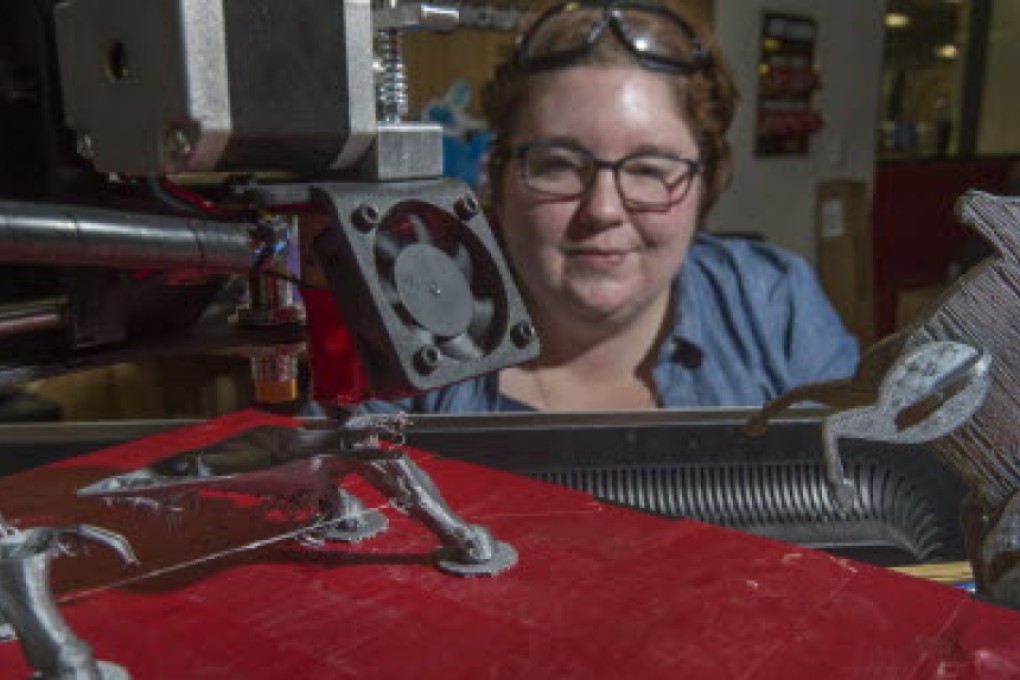 A 3D printer named the Printer Bot compiles a replica of the Wall Street bull in Arlington, Virginia. Photo: AFP