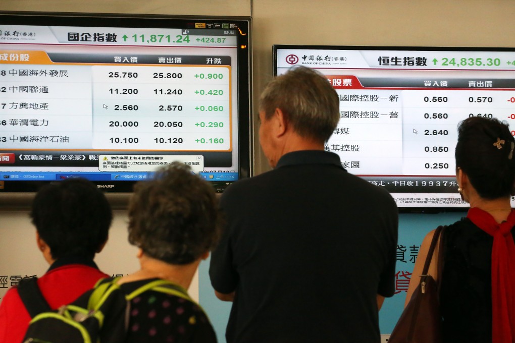 Investors in Hong Kong eye the movement of stock prices as the Hang Seng Index stumbled on Friday along with mainland Chinese equities. Photo: Felix Wong