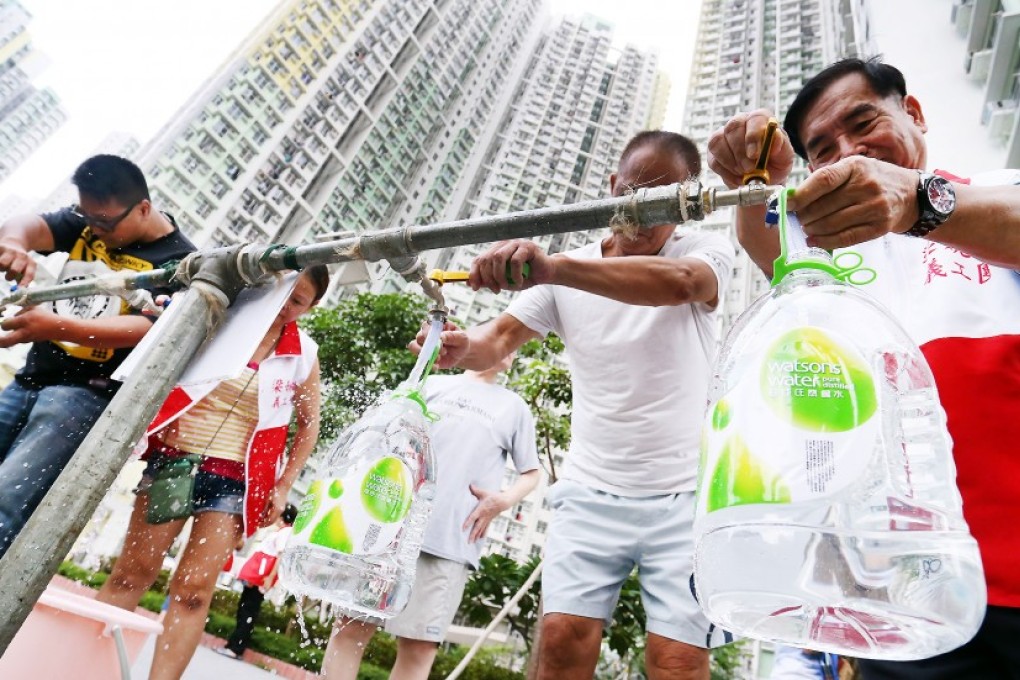 Residents collect fresh water from temporary distribution pipes at the Kai Ching Estate in Kowloon City, where lead contamination fears were first raised. Photo: Dickson Lee / SCMP