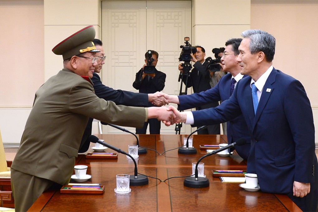 South Korean National Security Adviser Kim Kwan-jin (right) and the top military aide to the North's leader Kim Jong-un, Hwang Pyong-so, shake hands. Photo: Reuters