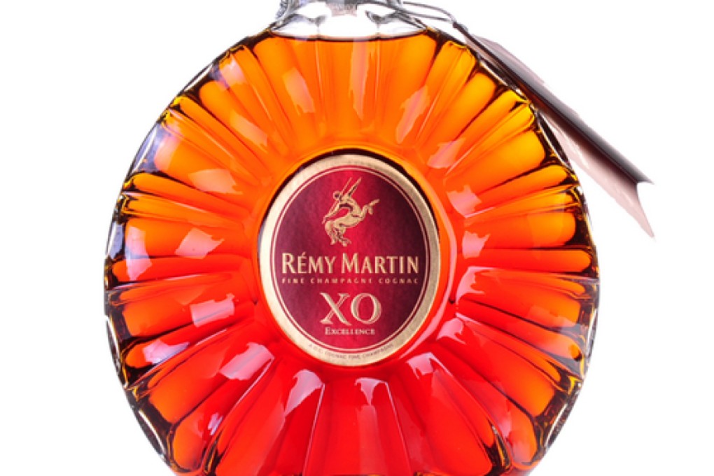 The passenger said she didn't want the bottle of liquor to go to waste. Photo: Ifeng.com