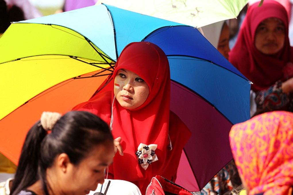 Indonesian maids replenish themselves as they celebrate the 70th anniversary of Indonesian National Day under hot weather at Victoria Park, Causeway Bay. Photos: Nora Tam