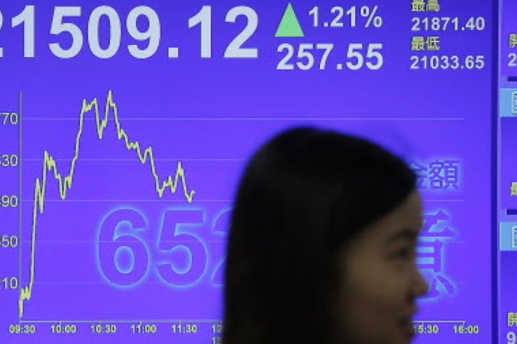 A board at a securities company in Hong Kong tells the tale of Tuesday's share index. Photo: AP