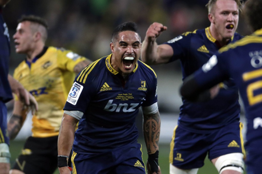 Highlanders scrum-half Aaron Smith (centre) has signed a four-year contract extension with New Zealand Rugby, boosting All Blacks stocks beyond the upcoming Rugby World Cup. Photo: AFP
