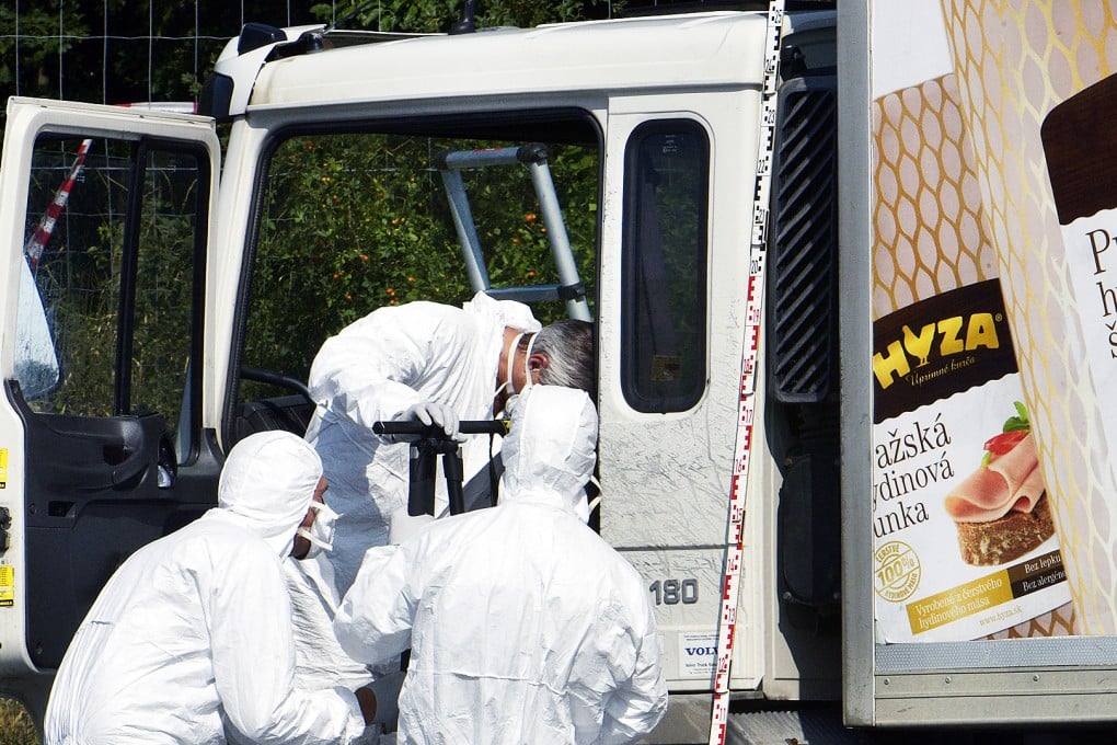 Investigators check the truck in which dozens of dead bodies were found at the side of the highway to Vienna near Parndorf, Austria. Photo: Xinhua