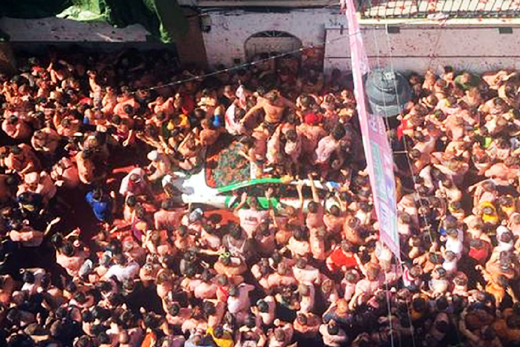 Google's Street View car is overwhelmed by tomato-crazed revellers. Photo: Twitter