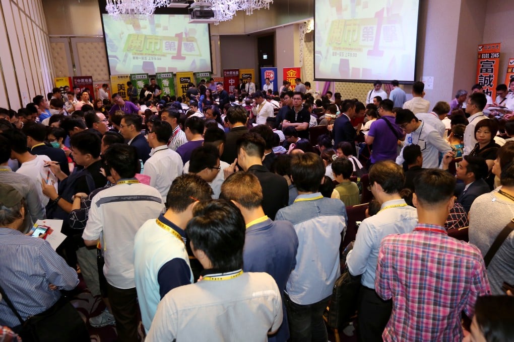 Potential buyers queue at the sales office of Aspen Crest. Photo: Edward Wong
