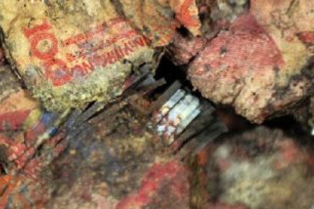 A woman buried 100,000 yuan five years ago, only to find the banknotes had decomposed. Photo: Jschina.com