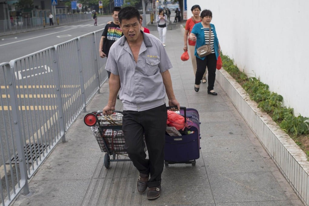 People in Shenzhen use the Lo Wu station connecting Hong Kong. Photo: AFP