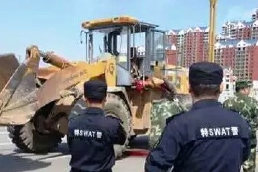 Police SWAT officers stand in front of the construction vehicle after the driver was shot in Shuozhou, Shanxi province. Photo: Weibo