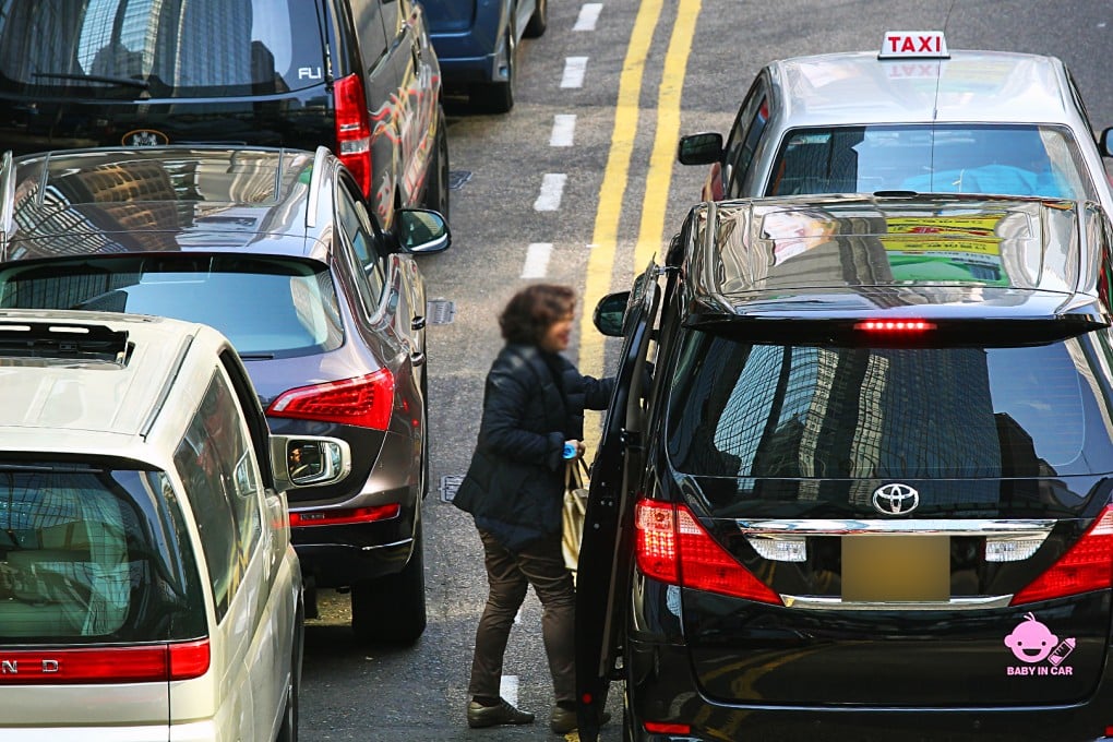 Double yellow lines are ignored during an illegal drop-off on Pedder Street in Central. Photo: Dickson Lee