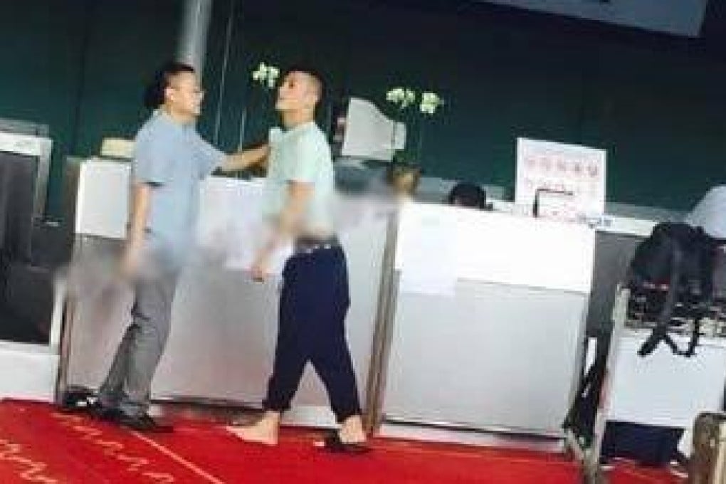 Edison Chen, right, grapples with an unnamed man he accused of jumping the queue at a check-in counter at Shanghai Hongqiao Airport on Saturday. Photo: Thepaper.cn