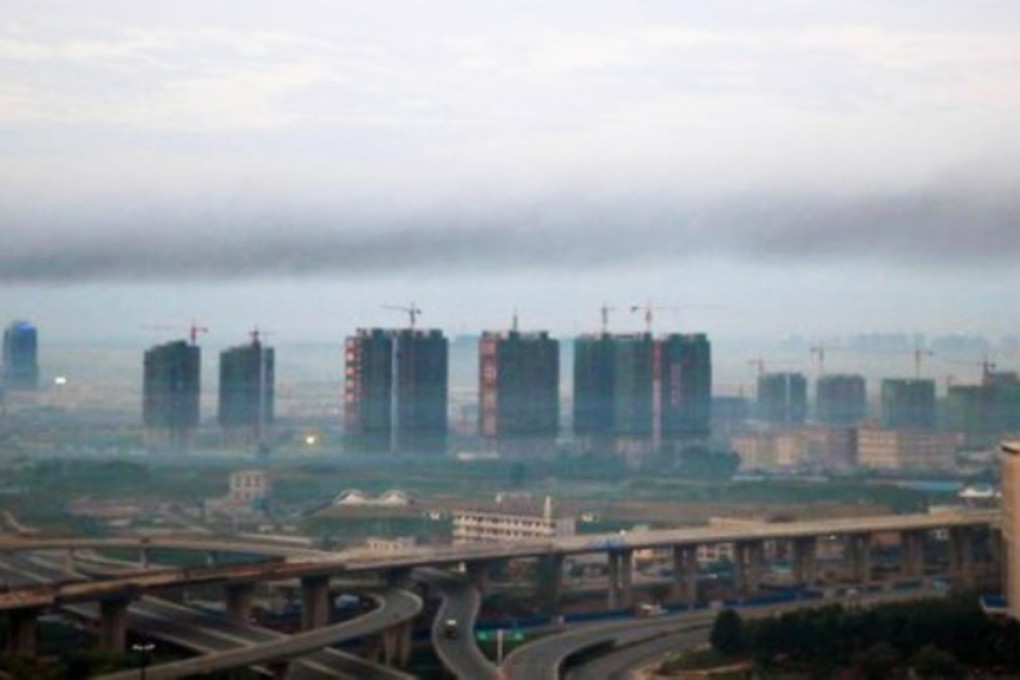 A black belt of smog appeared over Zhengzhou, Henan province, on Tuesday morning. Photo: China Daily