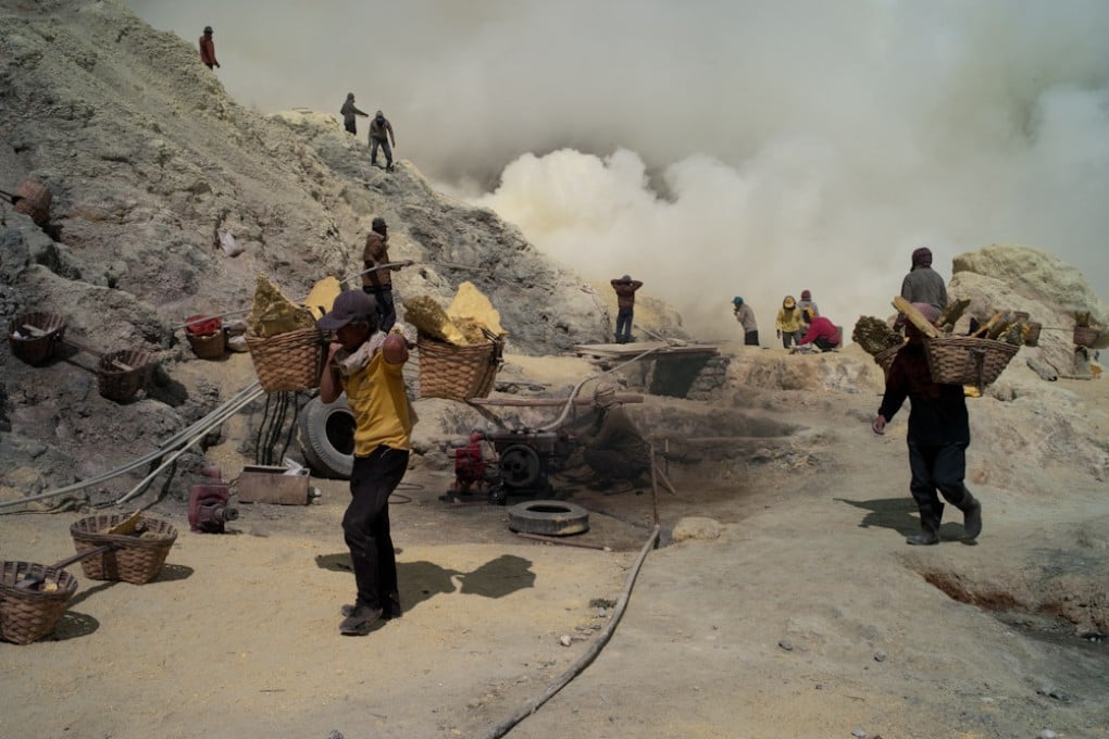 Porters carrying sulphur down the mountain in 2009. Their plight spurred Swiss trekker Heinz von Holzen to help them. Photo: Heinz von Holzen.