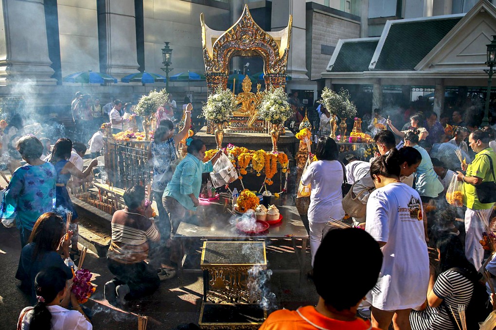 People pray at the site of the deadly bomb blast in Bangkok. Photo: Reuters