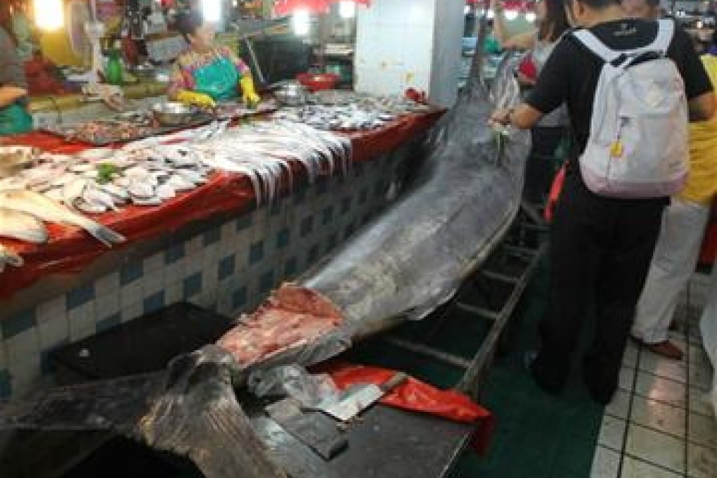 A local fishmonger paid about 19,000 for the fish, which he sold for about 100 yuan per kg. Photo: Ifeng.com
