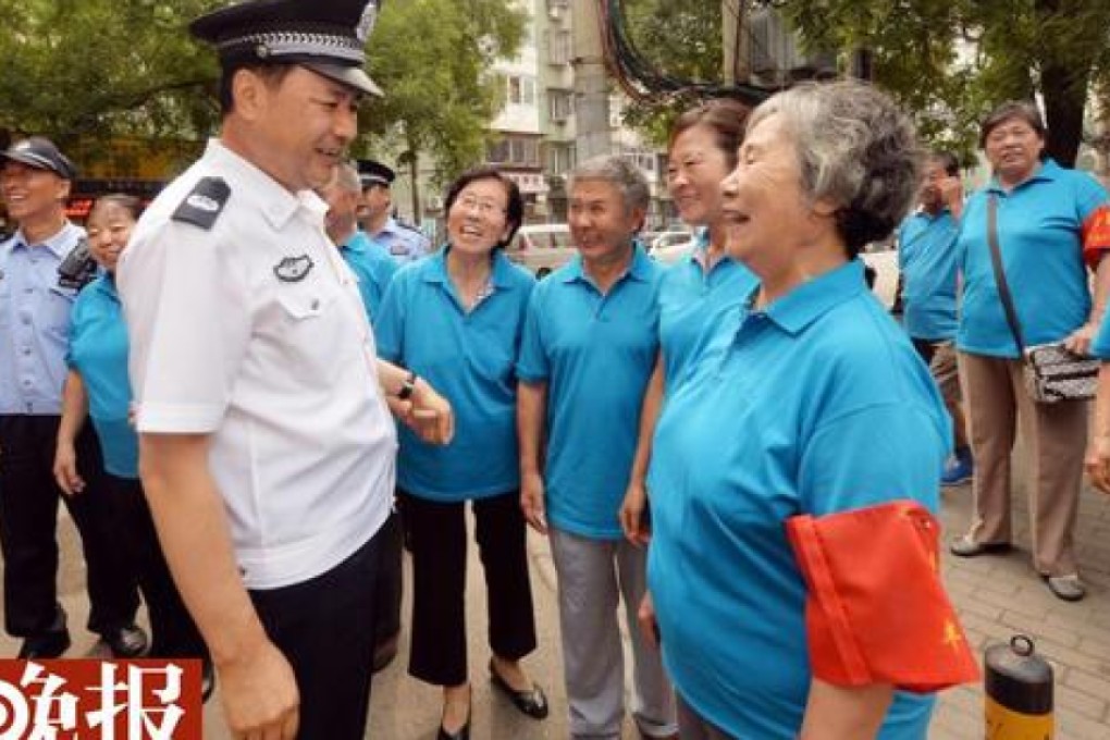 Volunteer members of the 'persuasion teams' help maintain law and order in Fengtai district. Photo: Sina