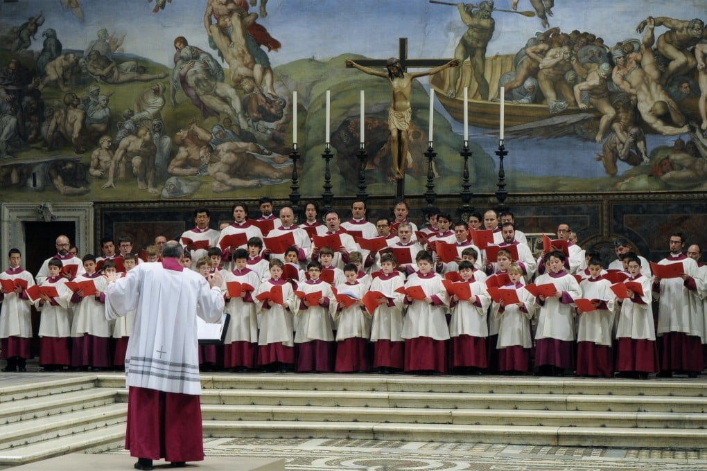 The Sistine Chapel Choir in front of Michelangelo's Last Judgement. Photo: Osservatore Romano/Governatorato SCV – Direzione dei Musei