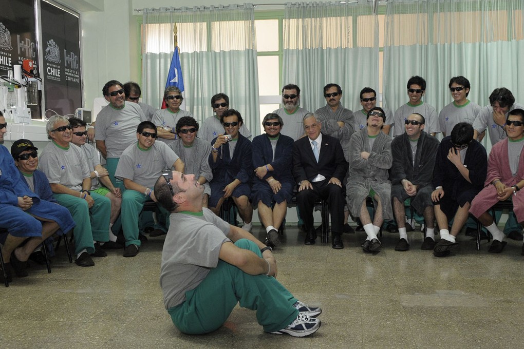 Mario Sepúlveda re-enacts part of his captivity for the Chilean president. Photo: Reuters