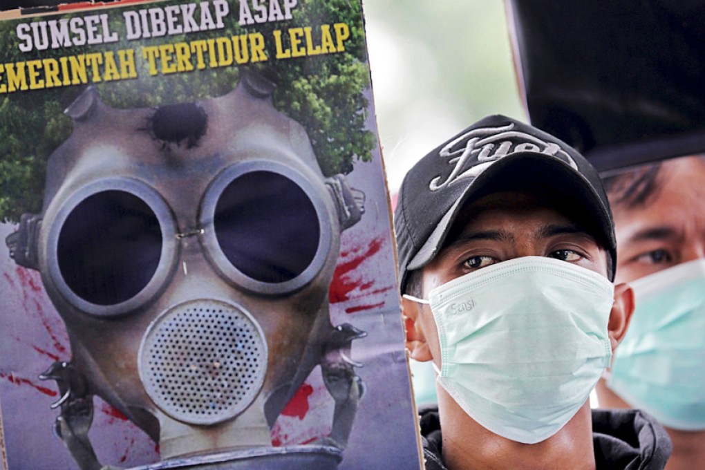 Protesters hold a rally outside the governor of South Sumatra's office calling for the immediate end to the forest fires in Palembang, South Sumatra, Indonesia. Photo: Reuters