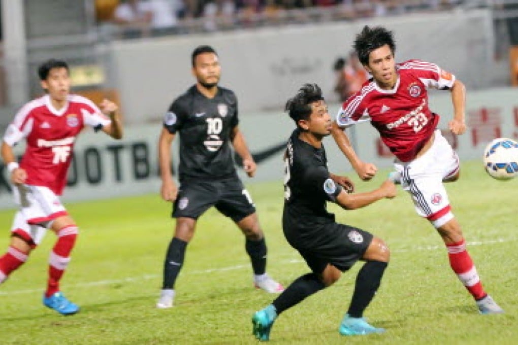 South China's Che Runqiu tries to get away from Johor Darul Ta'zim's Safiq Rahim during their AFC Cup quarter-final on Tuesday. Photos: Edward Wong