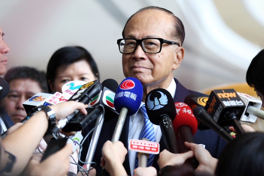 Li Ka-shing speaking to the media. Photo: Nora Tam