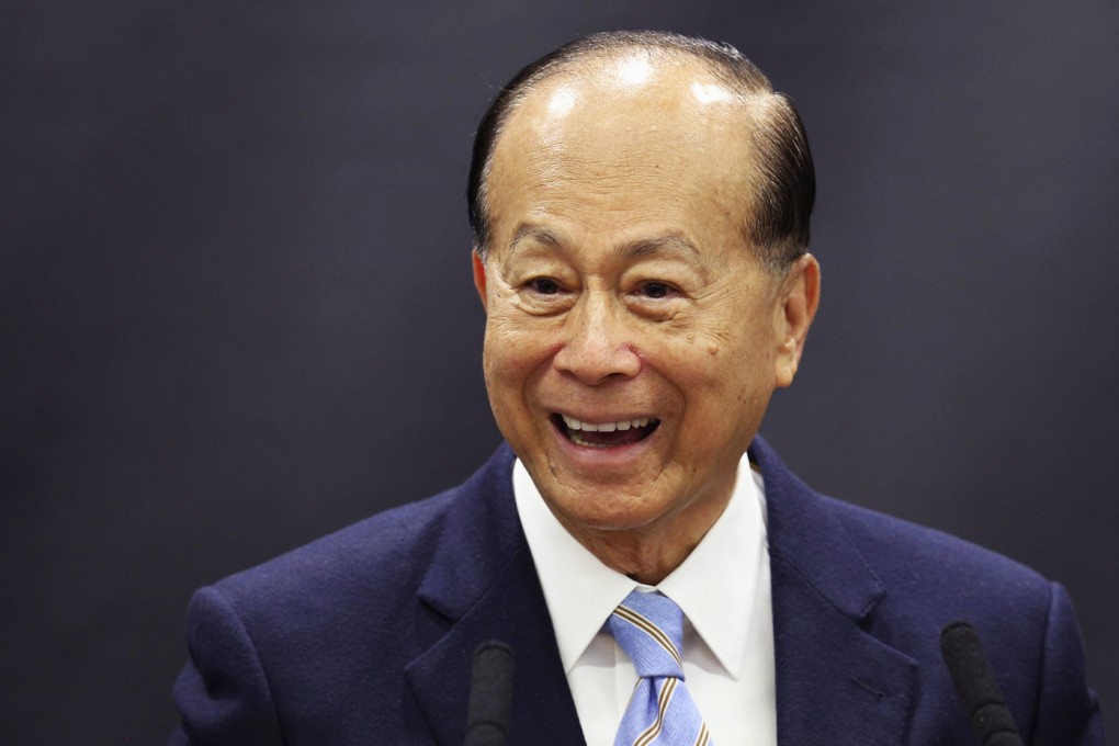 Billionaire Li Ka-shing waves as trading in shares of CK Hutchison and its subsidiary Hutchison Whampoa were suspended on Tuesday pending a court hearing on their merger. Photo: Reuters