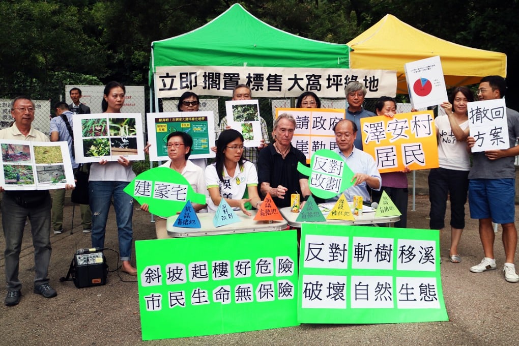 A concern group with residents of Chak On Estate protest on September 16, 2015 about Lands Department's decision to sell a chunk of land near Lion Rock Country Park. Photo: inmediahk.net