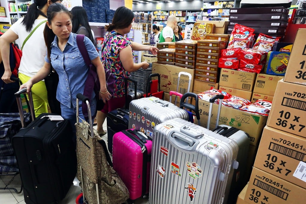 So-called parallel traders from the mainland return to the Lok Ma Chau border checkpoint yesterday, after a four-day crackdown by mainland authorities kept many away. Photo: K.Y. Cheng