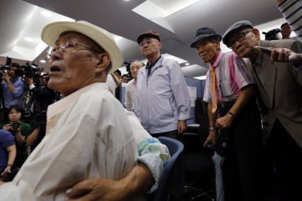 South Korean applicants for the family reunion, who were separated from their families during the Korean War, check their names on the candidates' lists during a computer based selection for the upcoming family reunions. Photo: AP