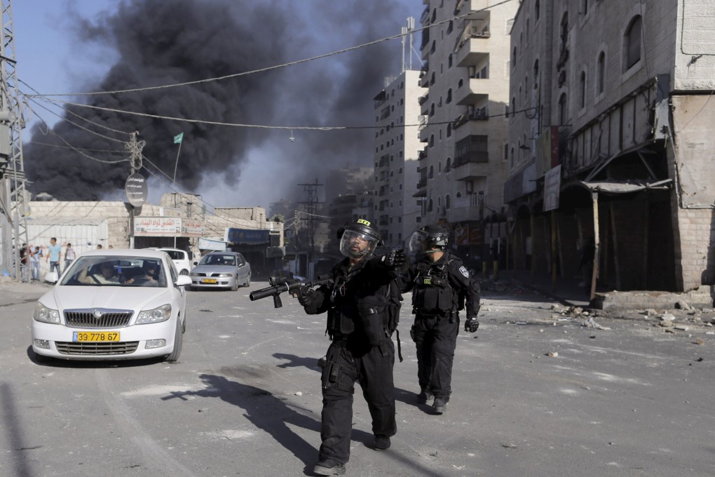 Israeli border policemen move around during clashes with Palestinian stone-throwers in the Shuafat refugee camp near Jerusalem. Photo: Reuters