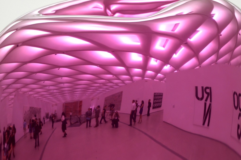 Guests and the roof of The Broad Museum are reflected in Jeff Koons "Tulips" sculpture. Photo: Reuters