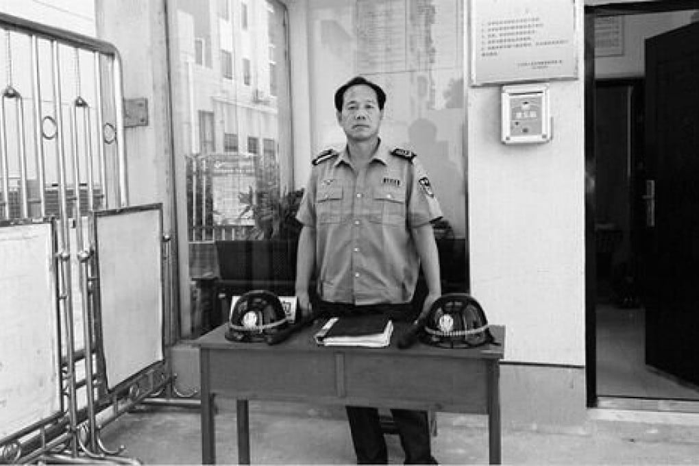 Li Delong used to teach at Changlin Secondary School, but now he is one of its security guards. Photo: 163.com