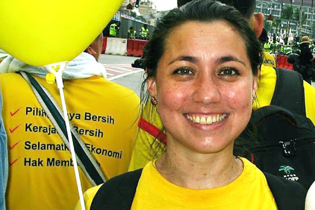 Bilqis Hijjas dropped yellow balloons with the words “justice,” “democracy” and “media freedom” near Prime Minister Najib Razak.