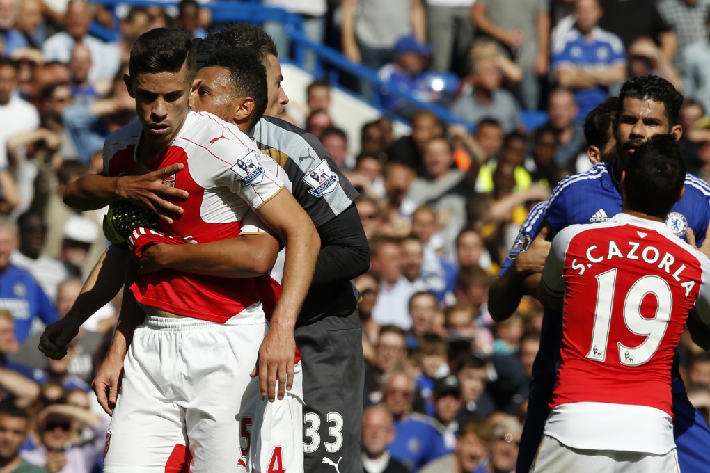 Diego Costa and Gabriel are separated by teammates. Photo: AP