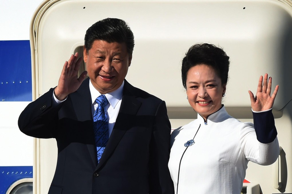 President Xi Jinping and first lady Peng Liyuan wave to the crowd as they arrive in the United States at Boeing's Paine Field in Seattle, Washington. Photo: AFP