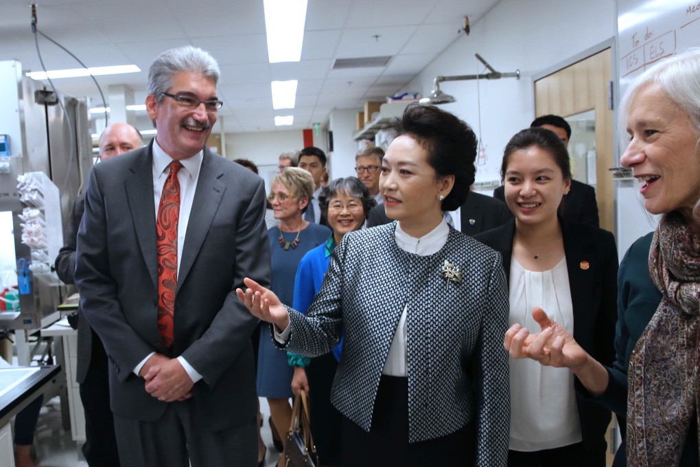 Peng Liyuan, wife of Chinese President Xi Jinping, visits the Fred Hutchinson Cancer Research Center in Seattle. Photo: Xinhua