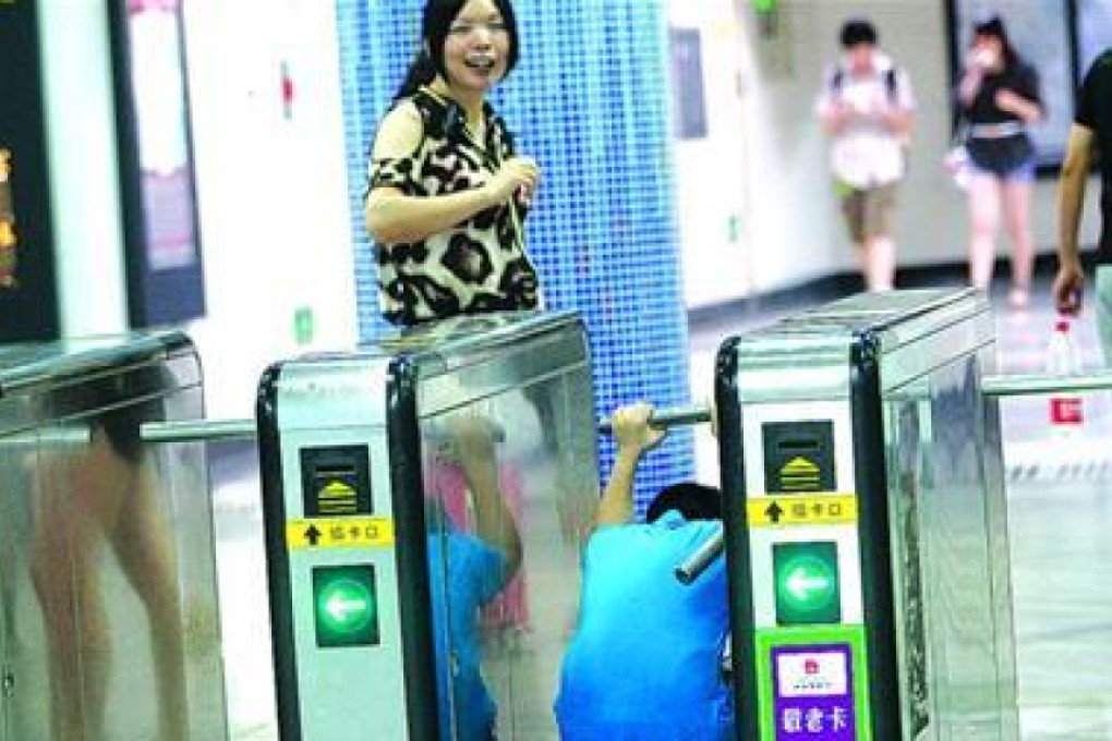 The problem of people sneaking under ticket barriers to avoid paying fares on Shanghai's MTR has become 'rampant', city officials say. Photo: Weibo
