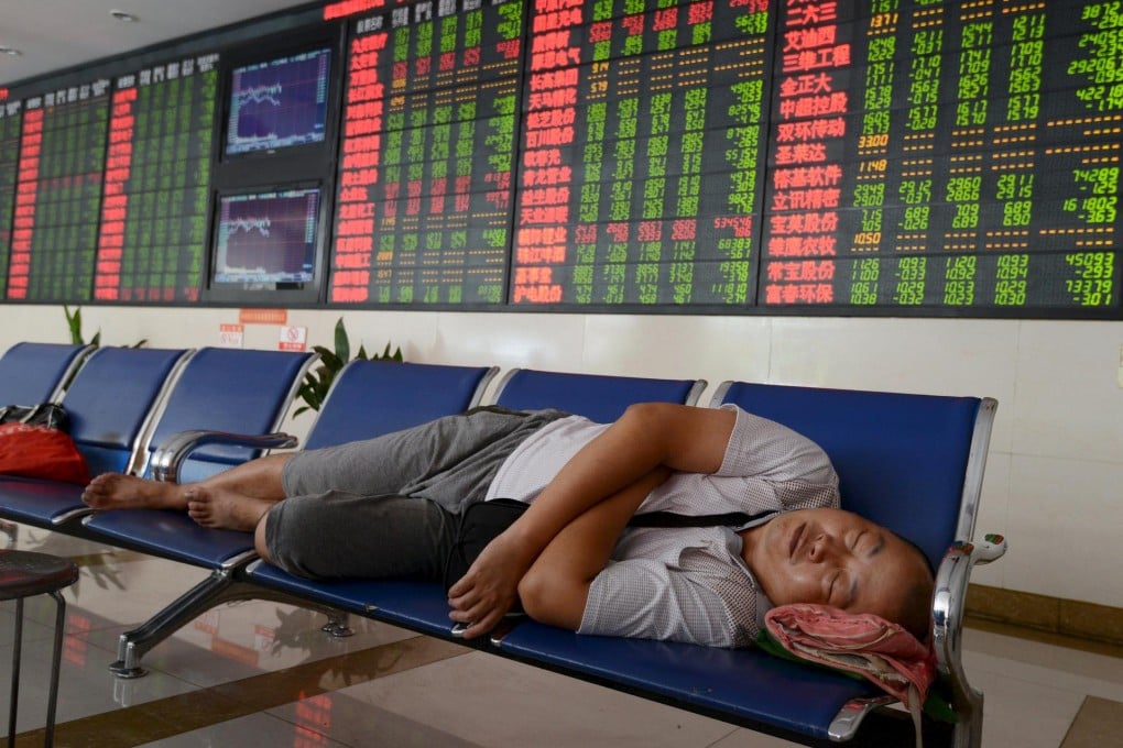An investor takes a nap as China's stock markets finish lower ahead of an extended holiday weekend. Photo: Reuters