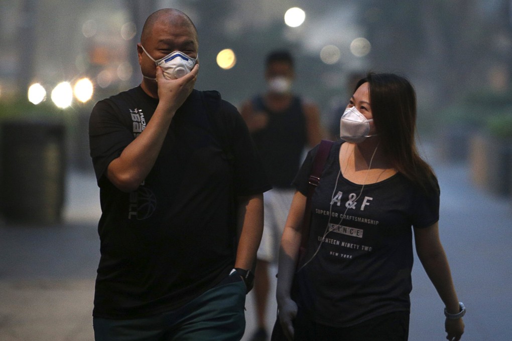 People wear masks at Singapore's Orchard Road shopping district on Friday. The 3-hour haze Pollutant Standards Index (PSI) reached a high of 341 at 5am on the same day, according to the National Environment Agency.  Photo: Reuters