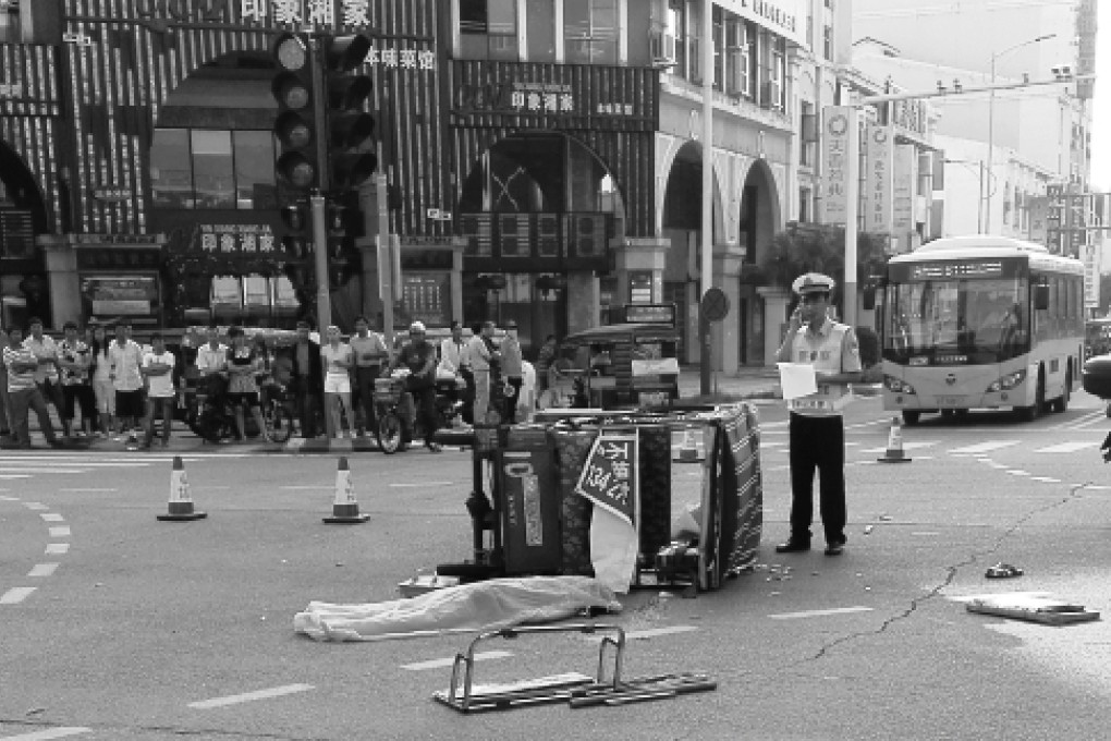 Paramedics at first declared the woman dead at the scene and covered her body with a sheet. Photo: Nanfang Daily