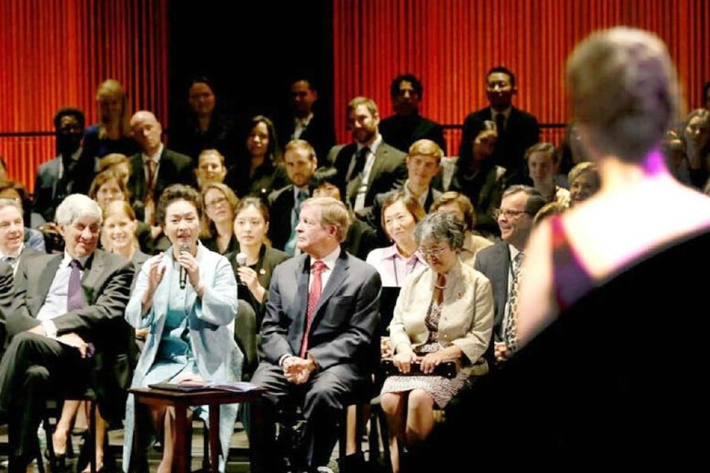 Peng Liyuan offers advice to student Liv Redpath, who had just performed a Chinese song at the Juilliard School of music in New York. Photo: CNS