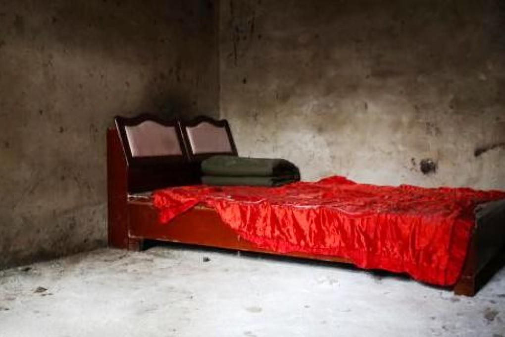 The couple's bed in their sparsely furnished home. Photo: Thepaper.cn